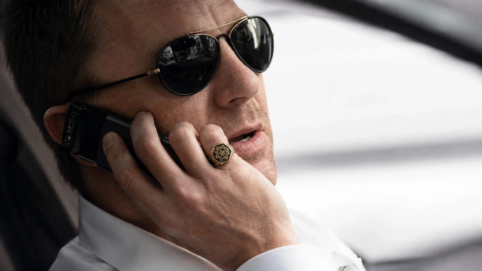 Man wearing a classic signet ring with casual smart clothing